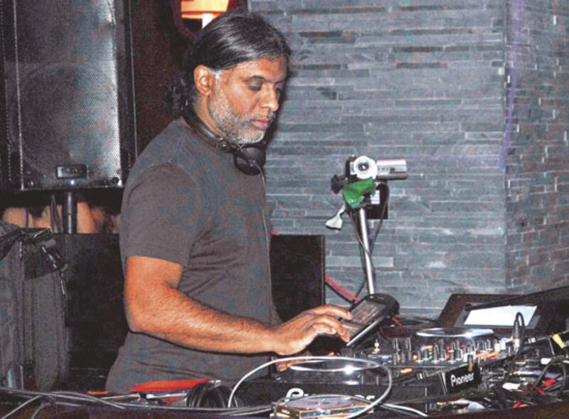DJ tocando música en una discoteca
