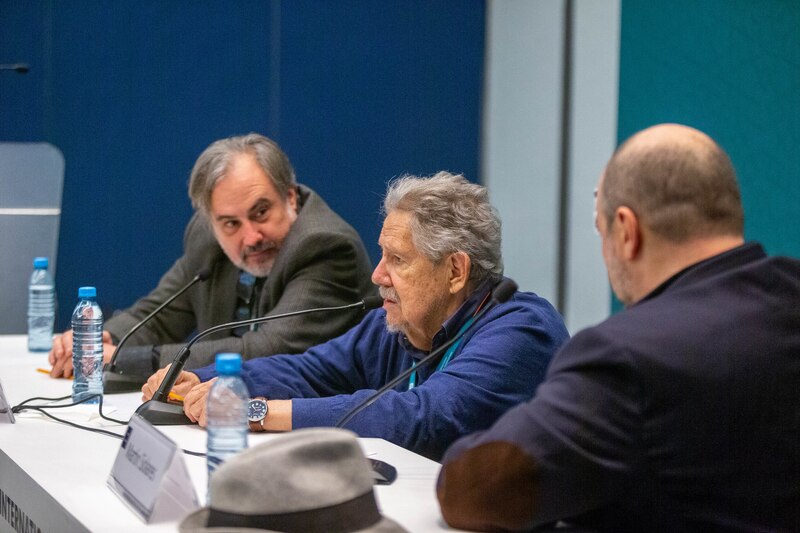 Tres hombres en una mesa redonda