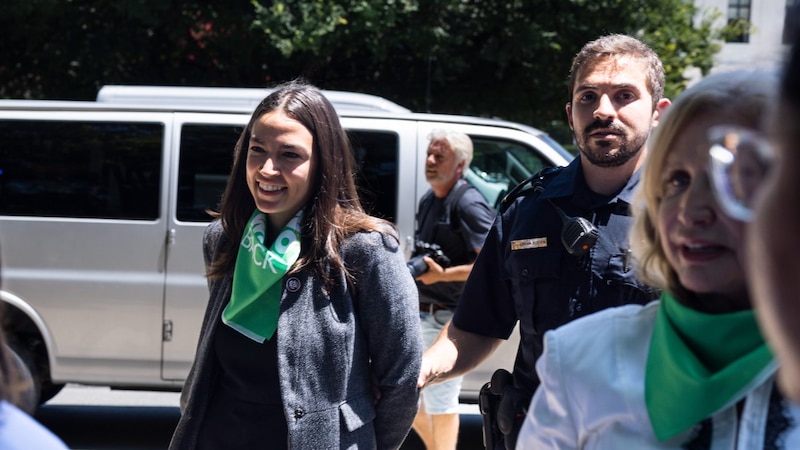 La representante Alexandria Ocasio-Cortez es arrestada