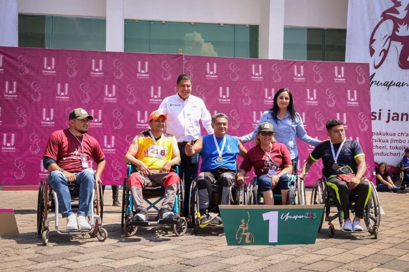 Premiación a los ganadores de la carrera de sillas de ruedas en Uruapan