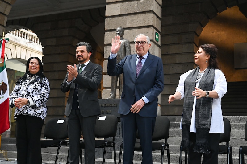 El titular de la Secretaría de Salud, David Kershenobich, reconoció que la escuela es un buen medio para corregir el un ambiente "obesogénico", en el que vivimos y que ocasiona enfermedades como sobrepeso y obesidad, y las complicaciones que estas provocan