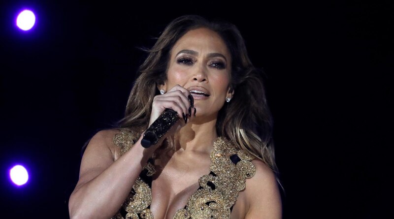 Jennifer Lopez cantando en un concierto