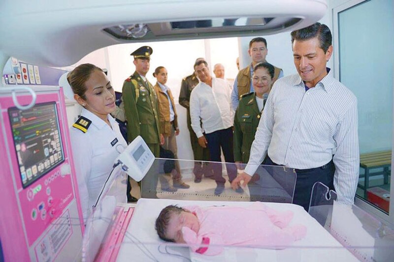 Bebé recién nacido en una incubadora