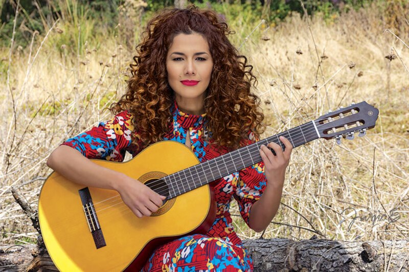 La cantante española Rosana Arbelo tocando la guitarra