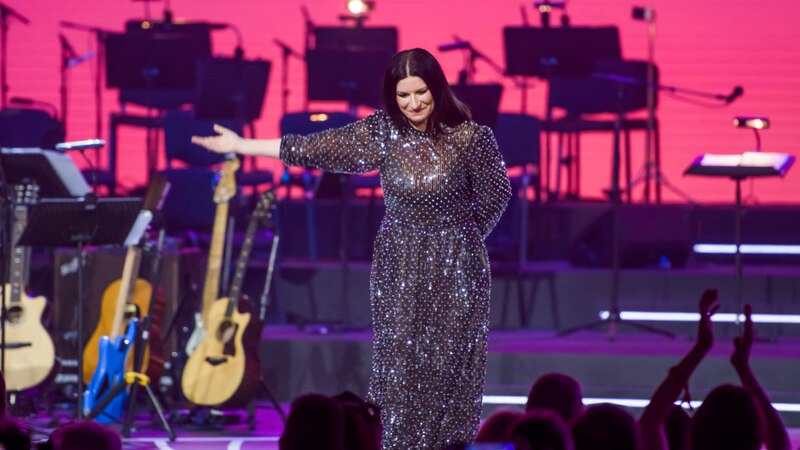 Rosalía cantando en concierto