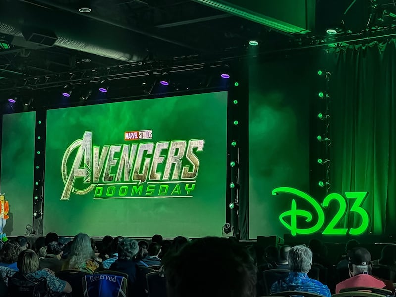 El logotipo de 'Avengers: Doomsday' se presentó con un giro inesperado: iluminación verde que marca una nueva era para los Héroes Más Poderosos de la Tierra.