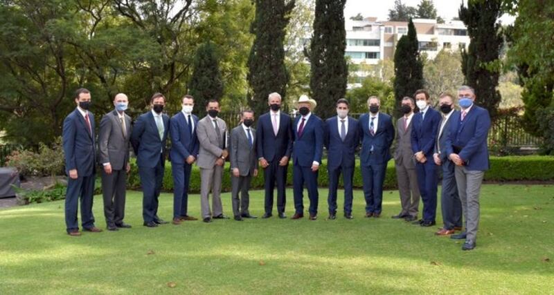 Reunión de empresarios en el jardín de la Casa Blanca