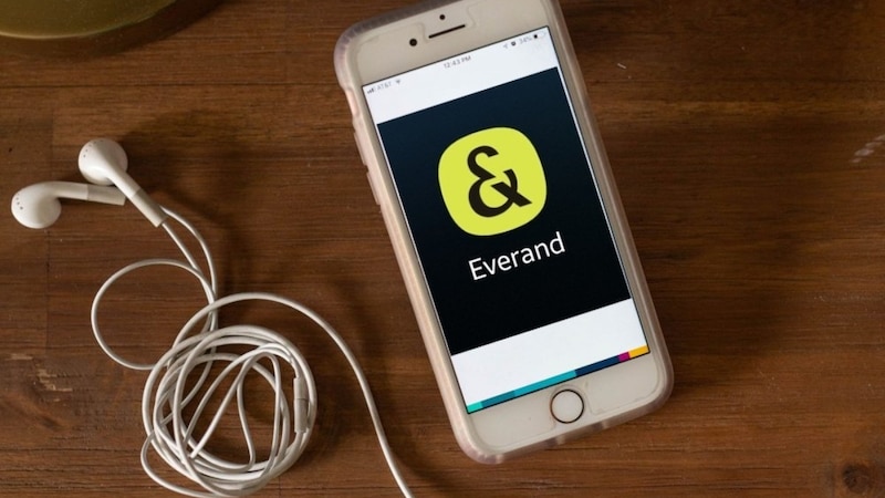 Celular con el logo de Everand en la pantalla