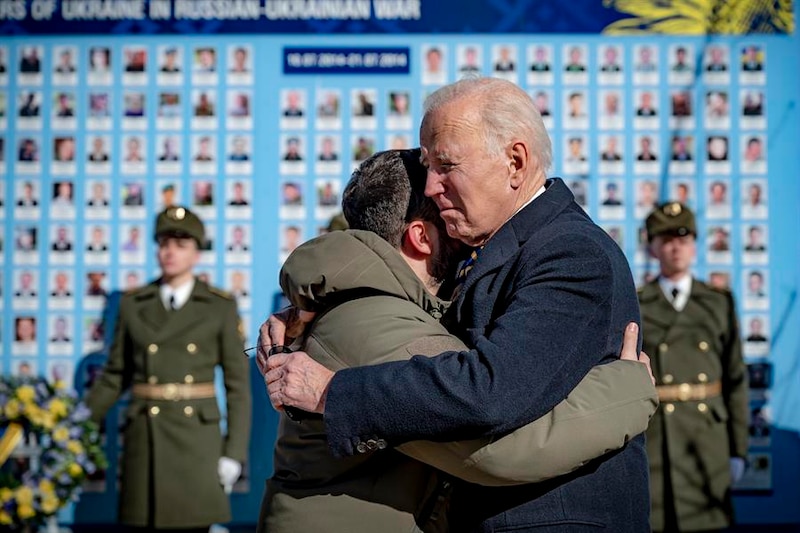 Biden consuela a un soldado ucraniano