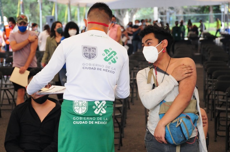 Jóvenes reciben la vacuna contra el COVID-19 en la Ciudad de México