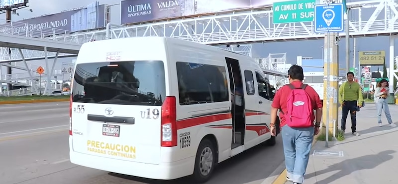 Unidades del transporte público en Puebla durante la implementación del programa de modernización y revista vehicular 2025.