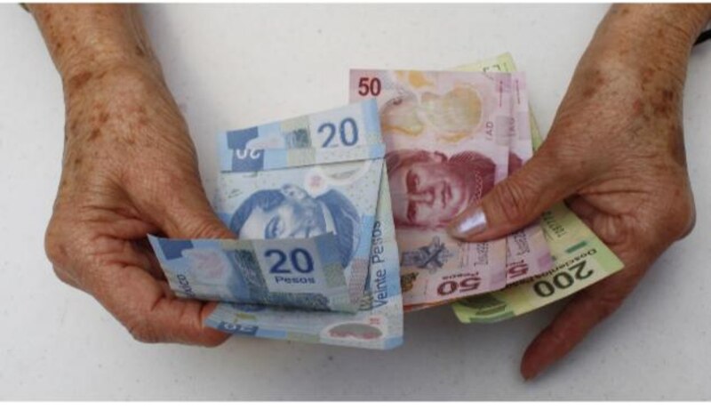 Mujer contando dinero