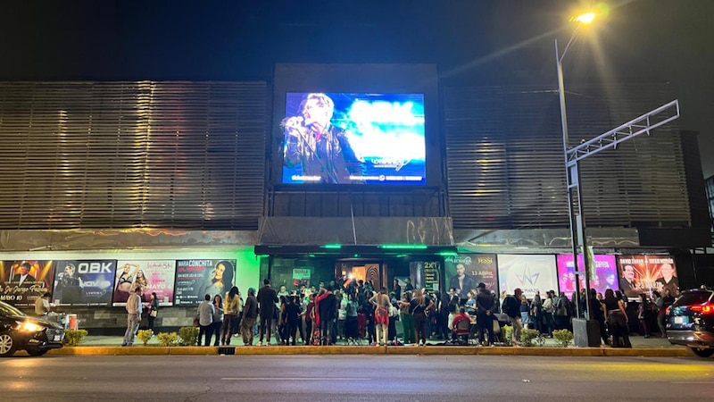 Multitud de personas esperando para entrar a un concierto