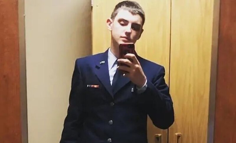Joven soldado se toma una selfie