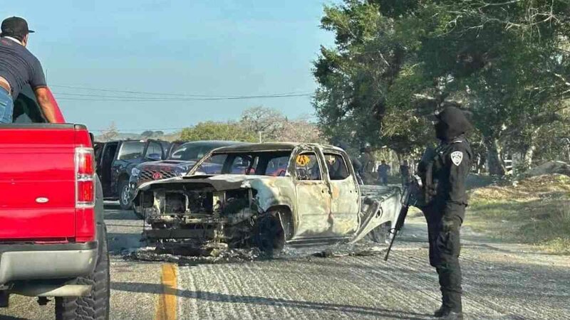 Camioneta quemada en la carretera