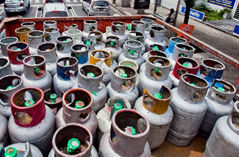 Camión cargado de bombonas de gas