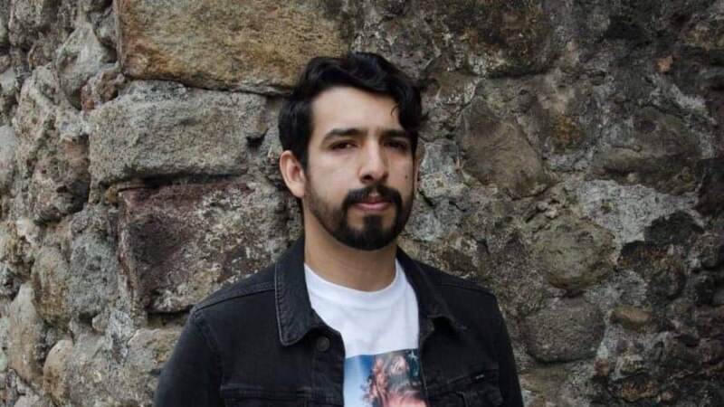 Retrato de un hombre barbudo con chaqueta negra