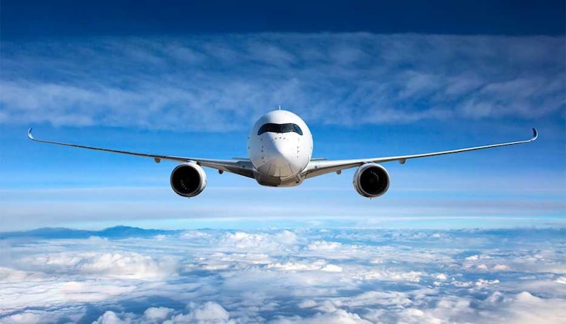 Un avión Airbus A380 volando sobre las nubes