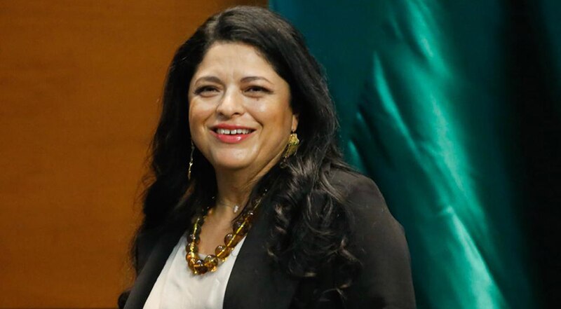 La presidenta de la Comunidad de Madrid, Isabel Díaz Ayuso, sonríe durante un acto público.