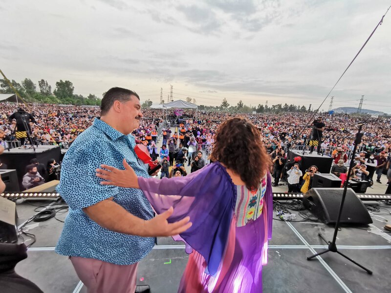 El cantante mexicano Julión Álvarez recibe un premio en un concierto multitudinario