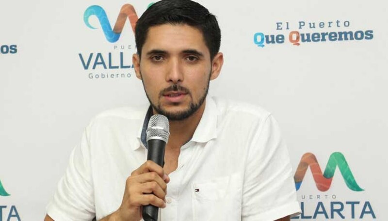 El candidato a la alcaldía de Puerto Vallarta, Luis Alberto Michel, habla en un mitin.