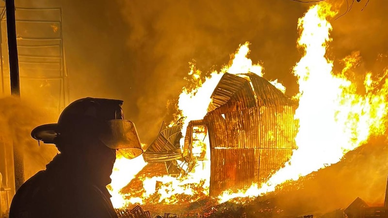 Bombero luchando contra un incendio