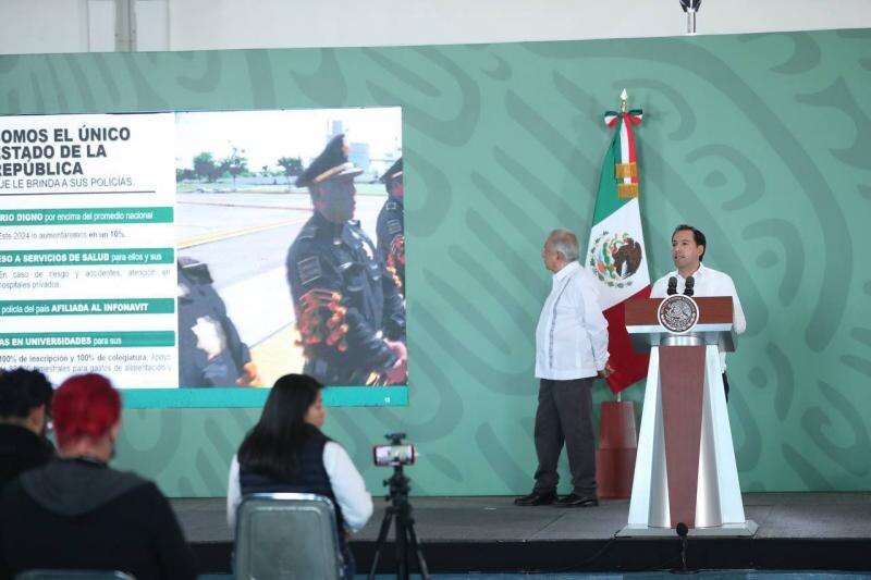 Title: El presidente de México, Enrique Peña Nieto, anuncia un aumento del 10% en el salario de los policías mexicanos