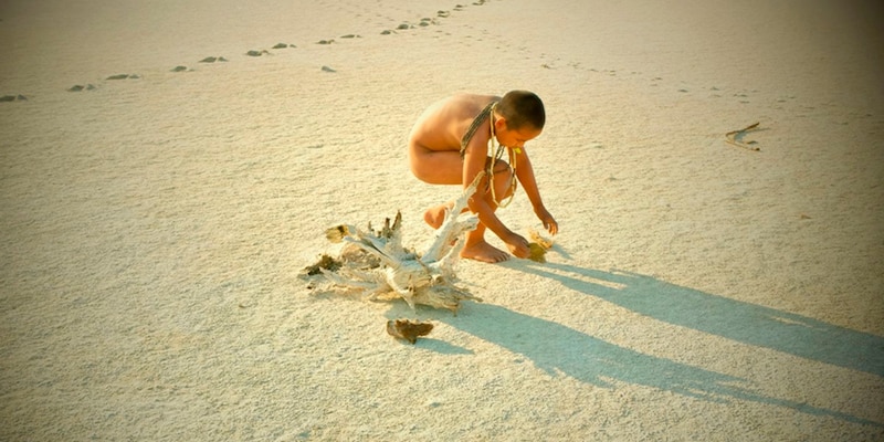 Niño jugando en la arena