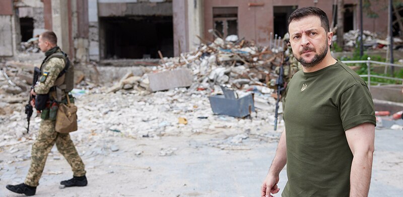 El presidente ucraniano, Volodymyr Zelensky, camina por una calle destruida en Kiev