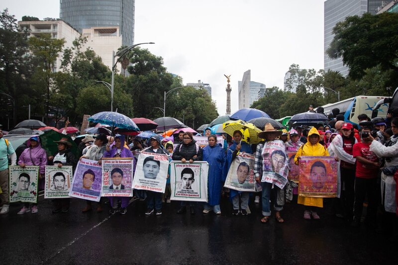 Title: Marcha por los 43 estudiantes desaparecidos de Ayotzinapa