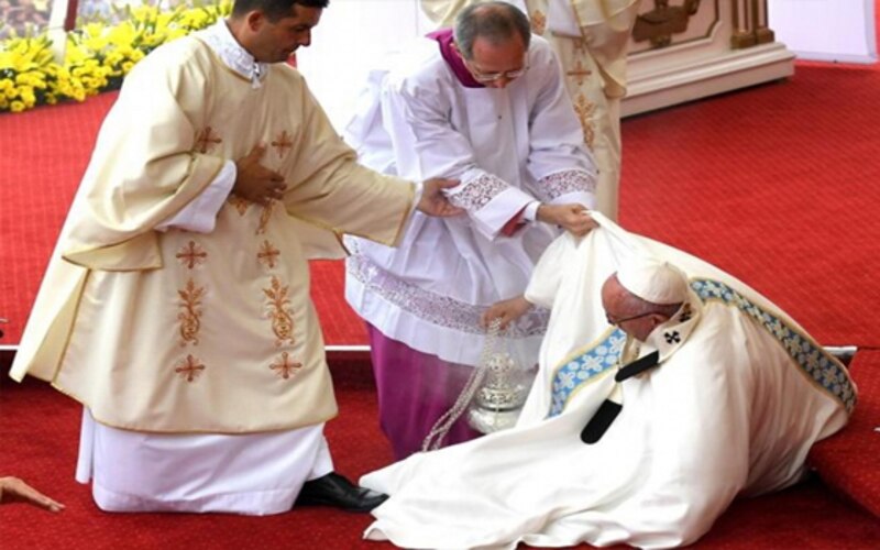 El Papa Francisco se postra ante la Virgen de Guadalupe