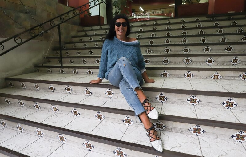 Mujer sentada en las escaleras