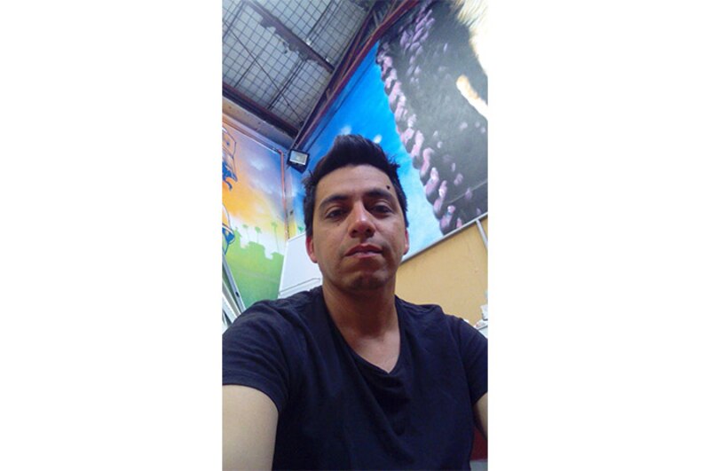 Un hombre mirando un mural