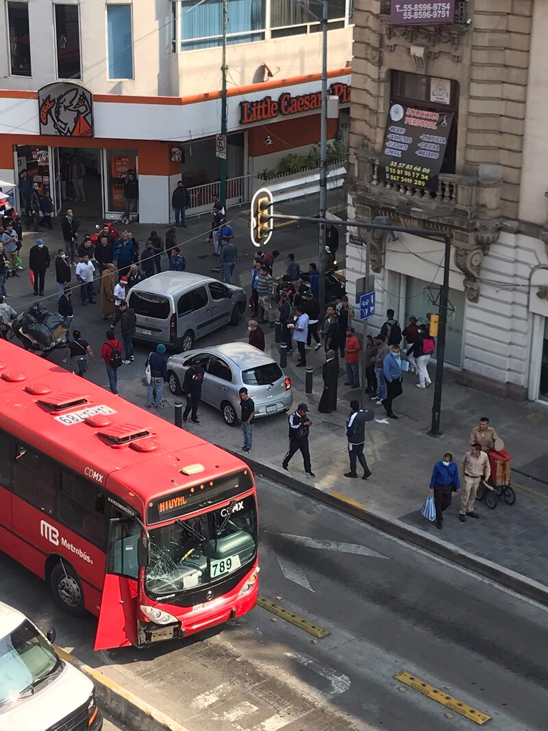 Choque entre autobús y automóvil en la Ciudad de México