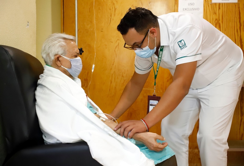 Paciente recibe tratamiento de quimioterapia