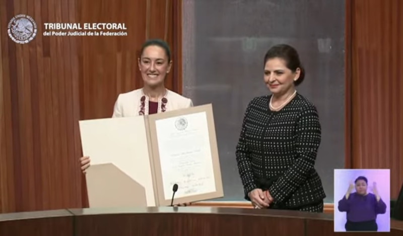 Entrega de constancia de mayoría a la Magistrada Presidenta del TEPJF