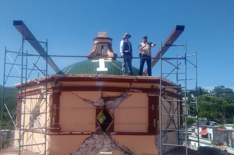 Daños en la cúpula de la iglesia tras el terremoto