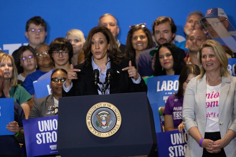 La senadora Kamala Harris pronuncia un discurso ante una multitud.