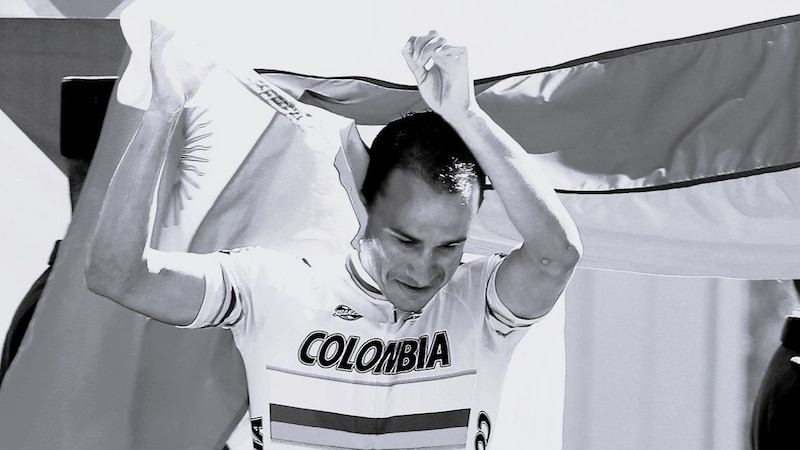 El ciclista colombiano Rigoberto Urán celebra su victoria en la etapa 17 del Tour de Francia 2017.