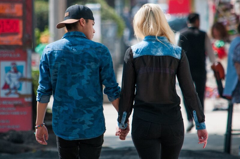 Pareja caminando de la mano