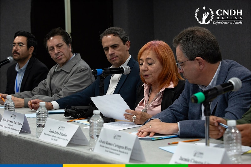 Funcionarios de la CNDH y de la Oficina del Alto Comisionado de la ONU-DH durante el conversatorio sobre desapariciones en México, realizado en el CENADEH