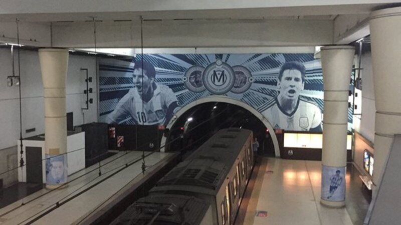 Messi y Maradona en el metro de Madrid