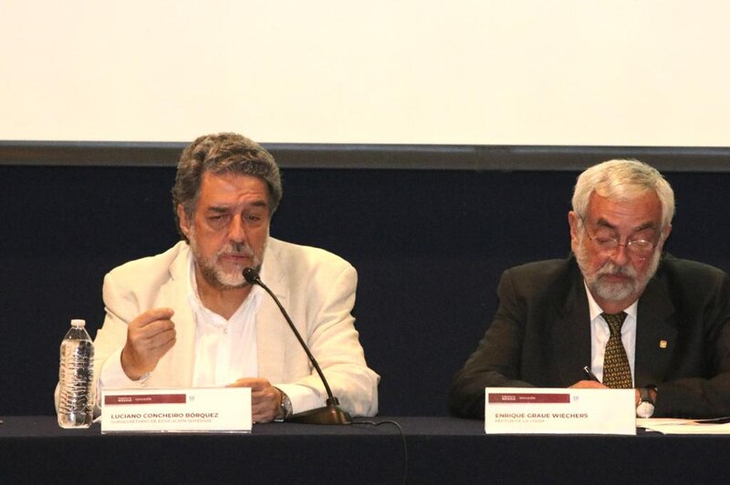 Enrique Graue Wiechers y Luciano Concheiro Bórquez en un foro.