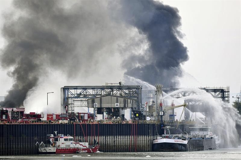 Incendio en una refinería de petróleo