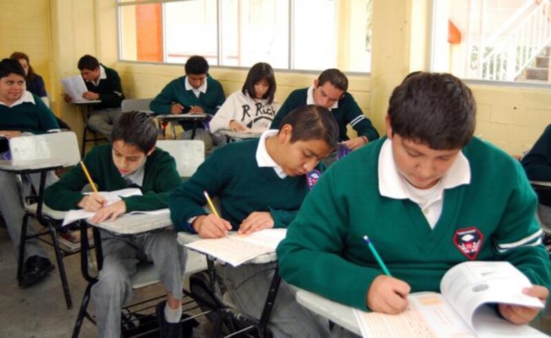 Estudiantes de secundaria en clase