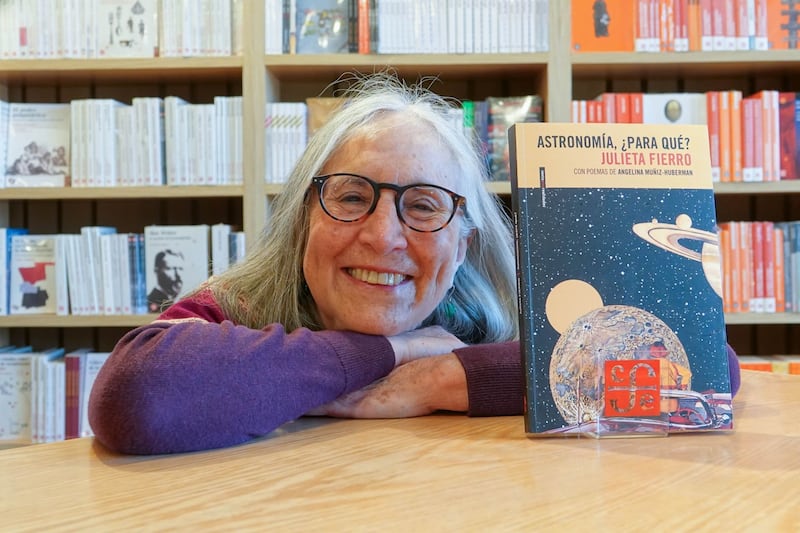 Julieta Fierro Gossman, Física y Astrónoma Mexicana, durante la presentación de su libro: Astronomía, ¿Para qué?, en el Museo Yancuic, ubicado en Avenida Ermita, Iztapalapa. En el libro, Julieta Fierro narrar el origen astronómico de los calendarios, las perspectivas de encontrar vida extraterrestre, asentar en un futuro colonias en la Luna o en Marte, además de temas esenciales para la astrofísica, como los agujeros negros y las partículas neutrinos; Cada capítulo incluye imágenes del universo, así como tablas e ilustraciones que complementan visualmente la escritura