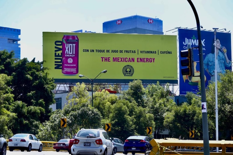 La bebida energética mexicana XOT se anuncia en una valla publicitaria.