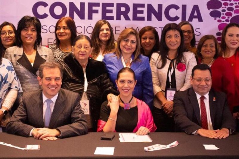Conferencia sobre el papel de la mujer en la sociedad actual