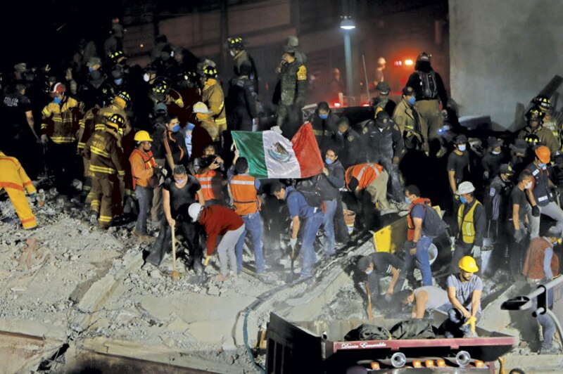 Rescatistas mexicanos buscan sobrevivientes entre los escombros tras el terremoto de 7,1 grados que sacudió el centro del país