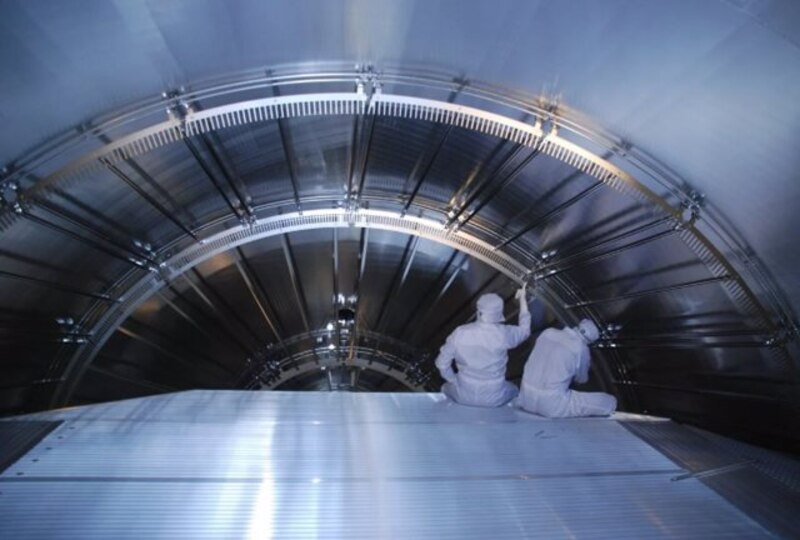 Trabajadores en el interior de un túnel metálico